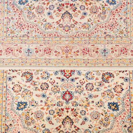 Feiner Orientteppich mit Seide. PERSIEN, 20. Jahrhundert, 232x157 cm. - photo 2