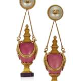 IMPORTANT UNSIGNED CHANEL OVERSIZED FAUX PEARL AND RESIN EARRINGS - Foto 1