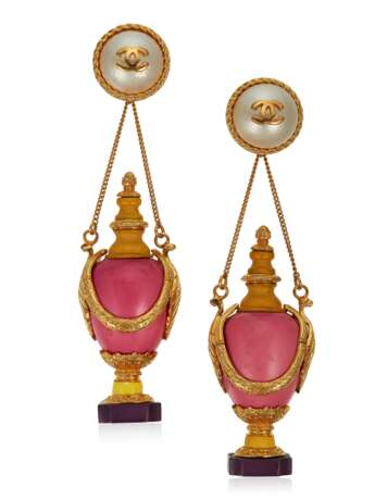 IMPORTANT UNSIGNED CHANEL OVERSIZED FAUX PEARL AND RESIN EARRINGS - фото 1