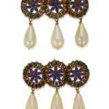 CHANEL PAIR OF GRIPOIX GLASS AND FAUX PEARL BROOCHES - Foto 1