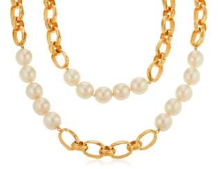 IMPORTANT UNSIGNED CHANEL OVERSIZED FAUX PEARL AND CHAIN NECKLACE