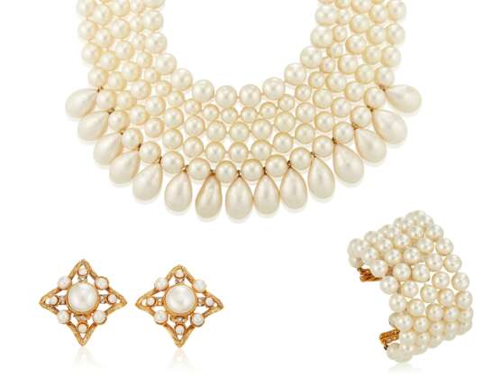 CHANEL FAUX PEARL NECKLACE AND BRACELET - фото 1