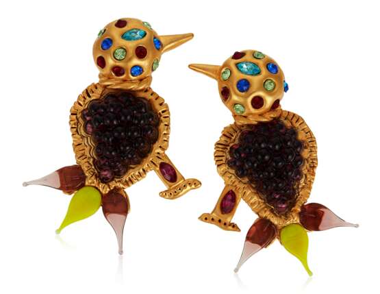 IMPORTANT CHANEL OVERSIZED GLASS AND STONE SET BIRD EARRINGS - Foto 1
