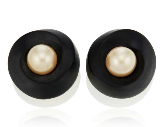 UNSIGNED CHANEL BLACK PLASTIC AND FAUX PEARL EARRINGS - Foto 1
