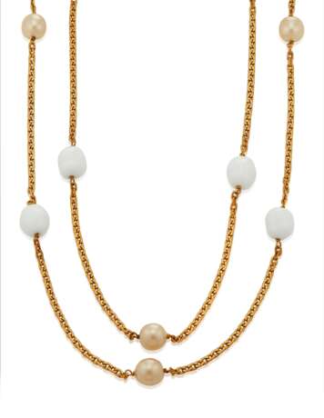 UNSIGNED CHANEL FAUX PEARL AND WHITE GRIPOIX GLASS LONGCHAIN NECKLACE - фото 1