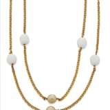 UNSIGNED CHANEL FAUX PEARL AND WHITE GRIPOIX GLASS LONGCHAIN NECKLACE - Foto 1