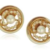 CHANEL FAUX PEARL AND LUCITE EARRINGS - фото 1