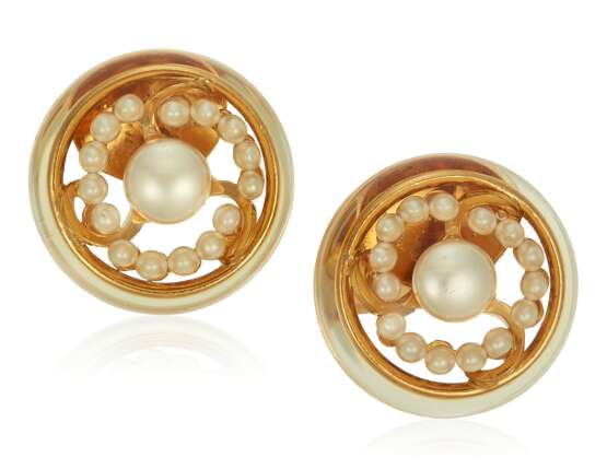 CHANEL FAUX PEARL AND LUCITE EARRINGS - фото 1