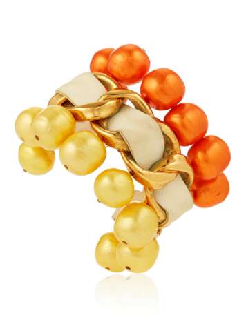 UNSIGNED CHANEL WHITE LEATHER AND COLORED FAUX PEARL CUFF BRACELET - фото 1