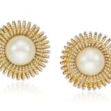 UNSIGNED CHANEL OVERSIZED FAUX PEARL AND RHINESTONE EARRINGS - Foto 1