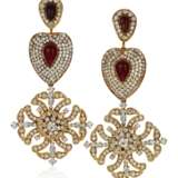 IMPORTANT AND LARGE CHANEL RHINESTONE AND GRIPOIX GLASS PENDANT EARRINGS - Foto 1