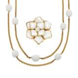 CHANEL WHITE GRIPOIX GLASS BROOCH AND UNSIGNED CHANEL GRIPOIX GLASS NECKLACE - Foto 1