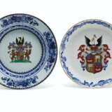 TWO DUTCH MARKET ARMORIAL DISHES - Foto 1