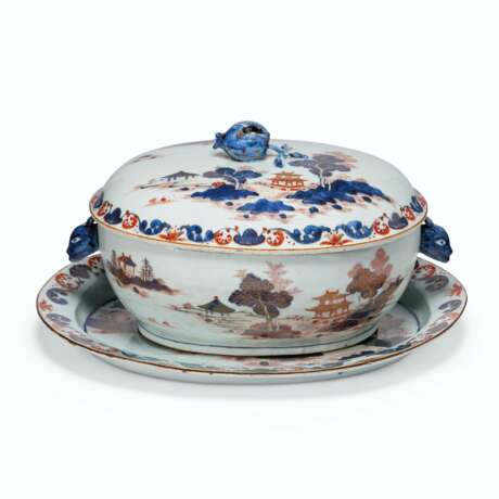 A 'CHINESE IMARI' SOUP TUREEN, COVER AND STAND - Foto 1