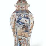 A LARGE 'CHINESE IMARI' LARGE VASE AND COVER - Foto 1