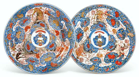 A VERY LARGE PAIR OF CHINESE IMARI ARMORIAL DISHES - photo 1