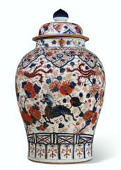 A LARGE CHINESE IMARI BALUSTER JAR AND COVER