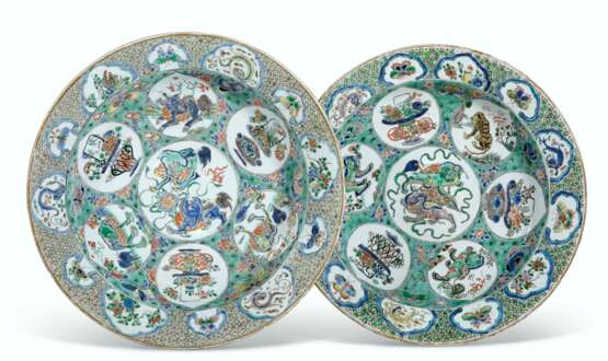 A LARGE PAIR OF FAMILLE VERTE DISHES - фото 1