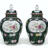 A PAIR OF BLACK-GROUND FAMILLE ROSE VASES - Foto 1