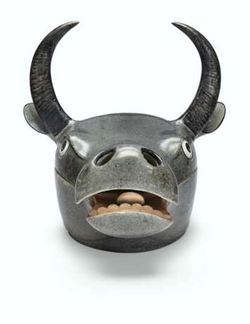 A RARE OX-HEAD TUREEN AND COVER - Foto 1