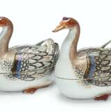 A RARE PAIR OF GOOSE TUREENS AND COVERS - фото 1