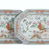 A VERY LARGE PAIR OF OCTAGONAL FAMILLE ROSE PLATTERS - photo 1