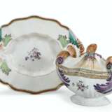 A FAMILLE ROSE ROCOCO SAUCE TUREEN, COVER AND STAND - photo 1