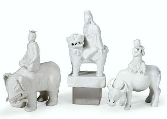 A GROUP OF THREE 'BLANC DE CHINE' FIGURES - photo 1