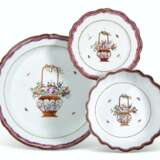 A MEXICAN MARKET FAMILLE ROSE PLATTER, BOWL AND PLATE - photo 1