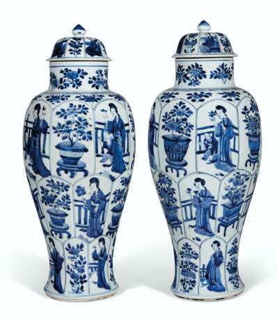 A LARGE PAIR OF BLUE AND WHITE BALUSTER VASES AND COVERS - photo 1