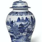 A BLUE AND WHITE BALUSTER JAR AND COVER - фото 1