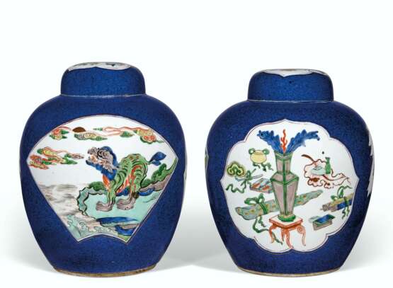 A PAIR OF POWDERED-BLUE GROUND FAMILLE VERTE GINGER JARS AND COVERS - Foto 1