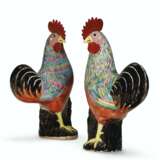 A PAIR OF FAMILLE ROSE ROOSTERS - фото 1