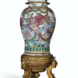 A MASSIVE FAMILLE ROSE JAR AND COVER - Foto 1
