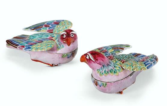 A PAIR OF FAMILLE ROSE HAWK BOXES AND COVERS - photo 1
