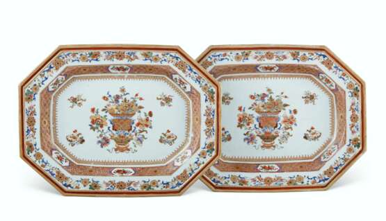 A PAIR OF FAMILLE ROSE AND GILT OCTAGONAL PLATTERS - фото 1