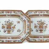 A PAIR OF FAMILLE ROSE AND GILT OCTAGONAL PLATTERS - фото 1