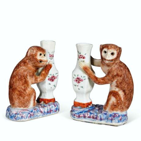 A PAIR OF MONKEY AND VASE GROUPS - Foto 1