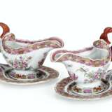 A PAIR OF SHELL-SHAPED FAMILLE ROSE SAUCE BOATS AND STANDS - фото 1