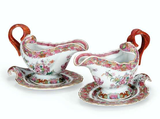 A PAIR OF SHELL-SHAPED FAMILLE ROSE SAUCE BOATS AND STANDS - Foto 1