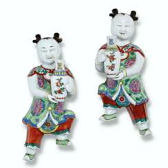 A PAIR OF FAMILLE ROSE FLAT-BACKED WALL FIGURES