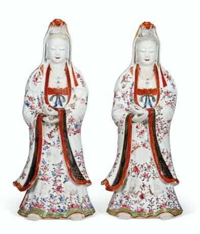 A LARGE PAIR OF FAMILLE ROSE LADIES - Foto 1