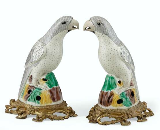 A PAIR OF ORMOLU-MOUNTED BISCUIT-GLAZED PARROTS - Foto 1