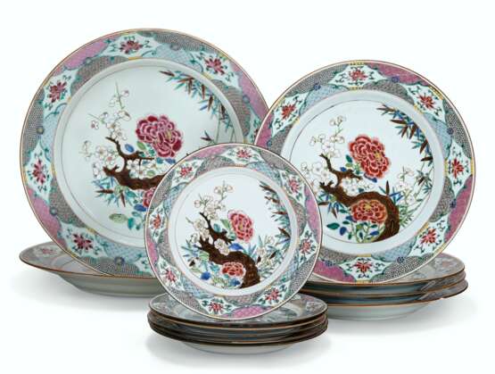 A SET OF TWELVE FAMILLE ROSE DISHES - photo 1