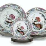 A SET OF TWELVE FAMILLE ROSE DISHES - фото 1