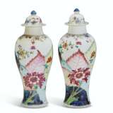 A PAIR OF 'TOBACCO LEAF' BALUSTER VASES AND COVERS - Foto 1