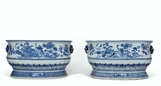 A VERY LARGE PAIR OF BLUE AND WHITE CISTERNS - photo 1