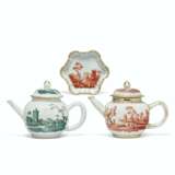 TWO LONDON-DECORATED TEAPOTS AND COVERS, ONE WITH STAND - Foto 1
