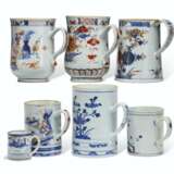 A GROUP OF SEVEN 'CHINESE IMARI' AND BLUE AND WHITE MUGS - фото 1