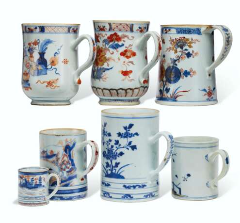 A GROUP OF SEVEN 'CHINESE IMARI' AND BLUE AND WHITE MUGS - photo 1